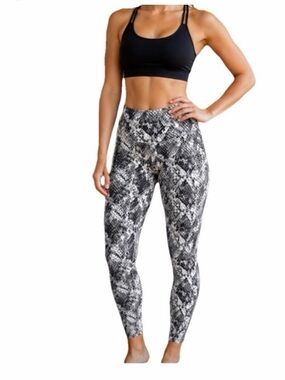 Victoria’s Secret PINK Ultimate Leggings Pants Size Medium Black White Gray